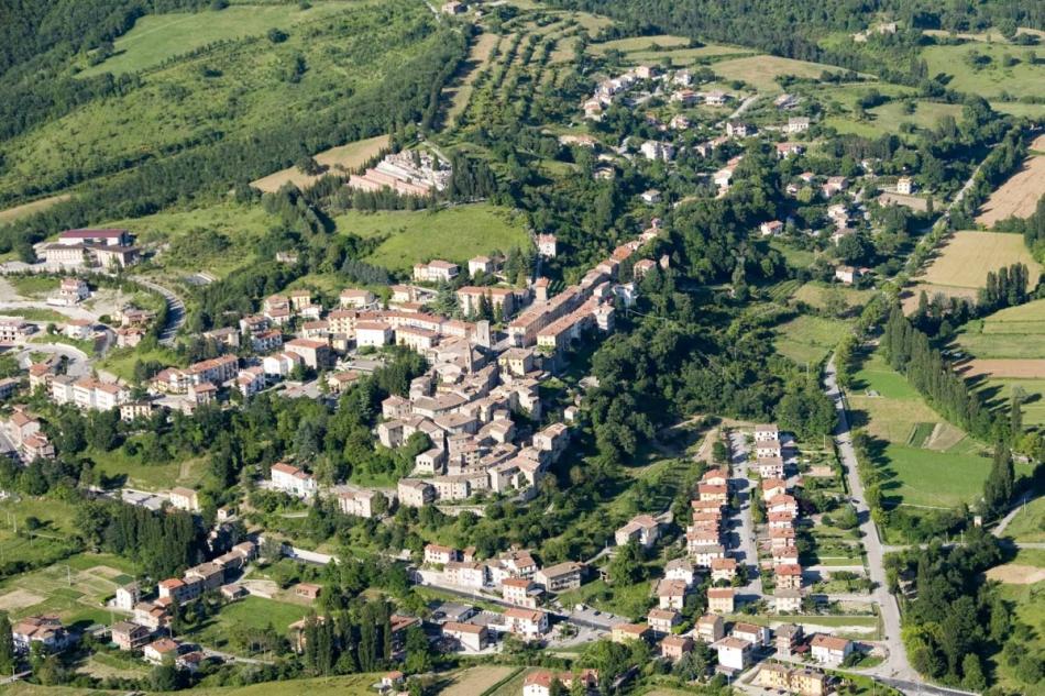 Titolo: Pietralunga, an ancient village overlooking the Carpinella Valley